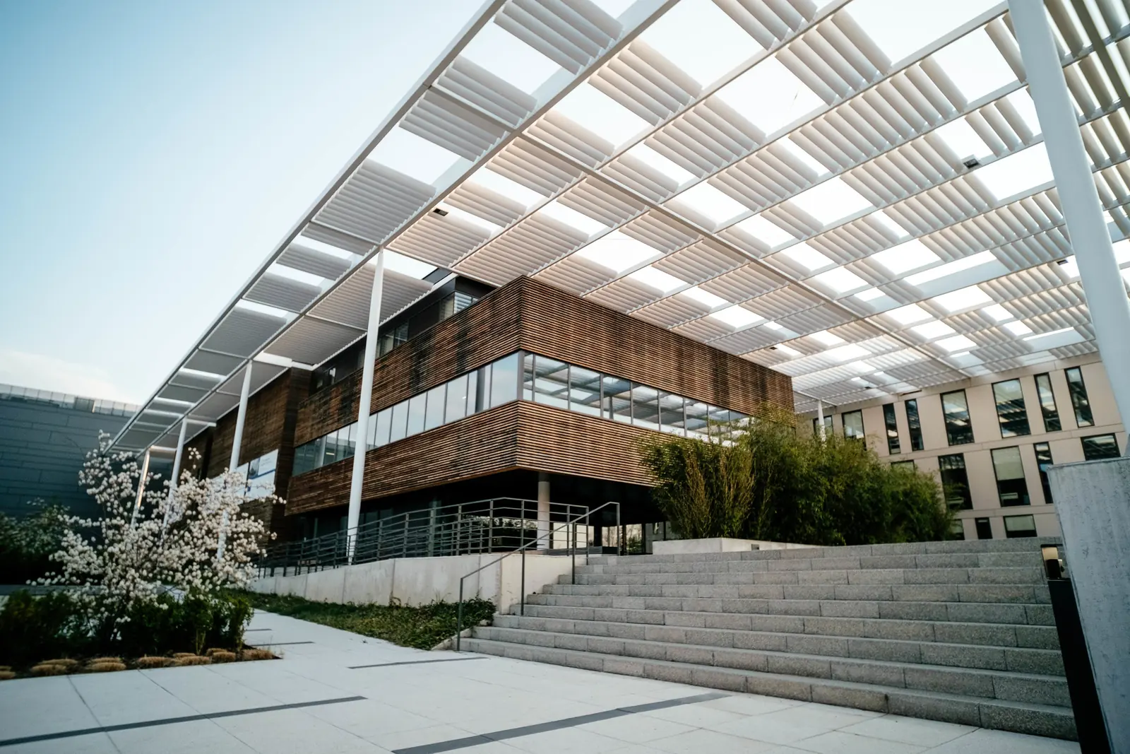 TGA-Referenzprojekt Die Welle in Köln mit moderner Gebäudearchitektur