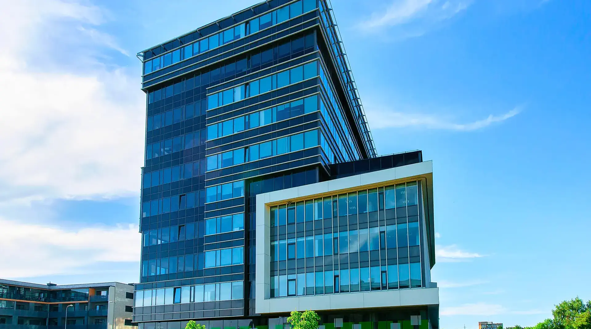 Moderne Gebäudearchitektur als Beispiel für die TGA-Leistungen von QOR