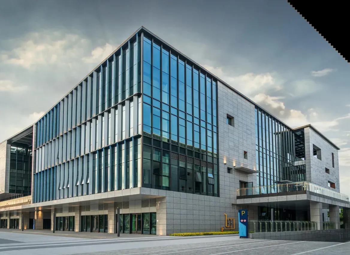 Modernes Gebäude mit Glasfassade und geplanter technischer Gebäudeausrüstung
